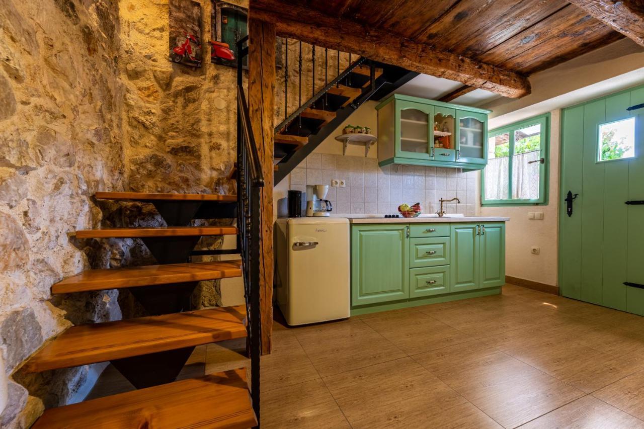 Parona Holiday Home Vrbnik Eksteriør billede