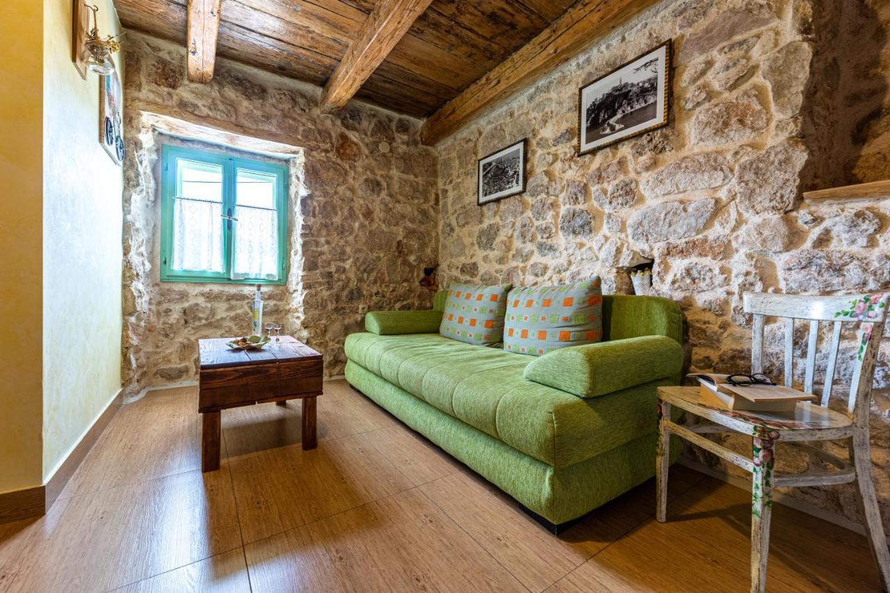 Parona Holiday Home Vrbnik Eksteriør billede