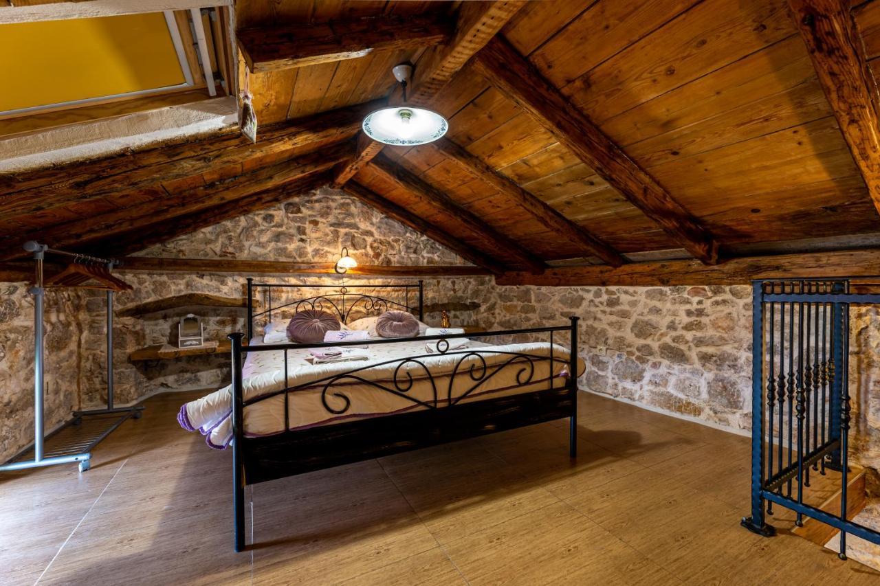 Parona Holiday Home Vrbnik Eksteriør billede